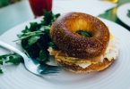 bagel toasté dans une assiette