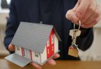 main tenant des clés de maison sur une porte
