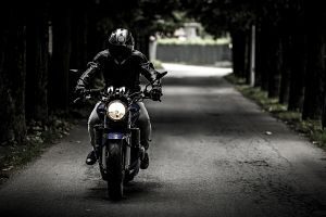 personne en moto sur la route