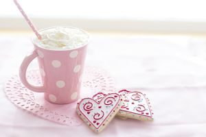 tasse rose et des biscuits en forme de coeur