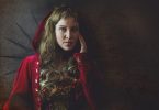 femme en manteau rouge