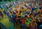 jeunes couverts de poudre de couleur