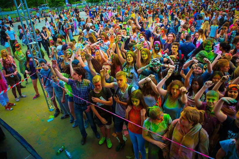 jeunes couverts de poudre de couleur
