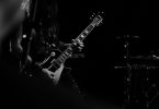 homme jouant de la guitare