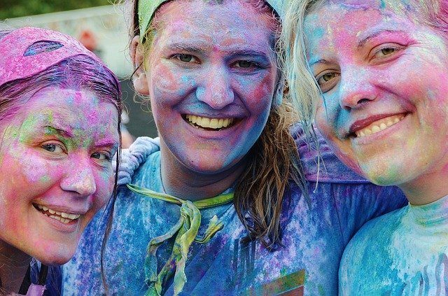 jeunes couverts de poudre de couleur