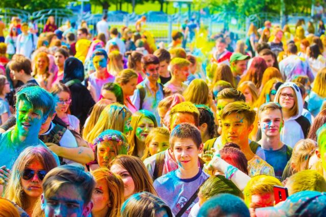 jeunes couverts de poudre de couleur