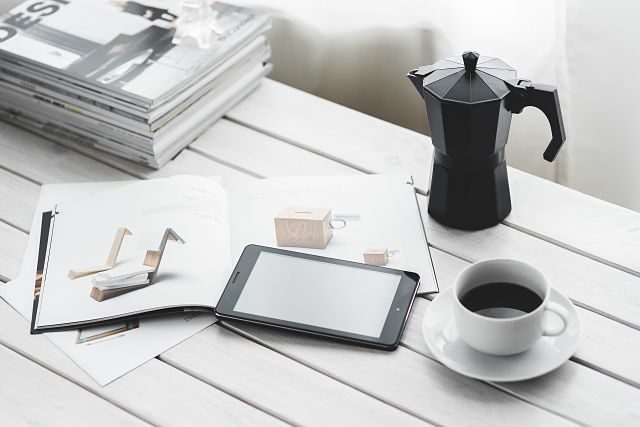 café et tablette sur une table