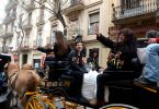 femmes dans un char saluant la foule