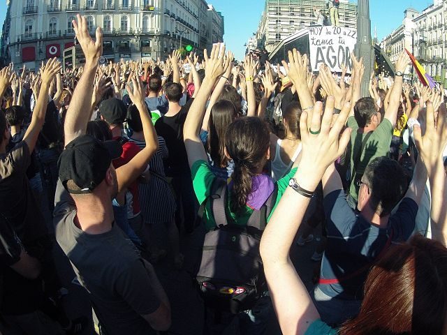 manifestation de femmes dans la rue