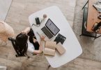 femme travaillant sur une table