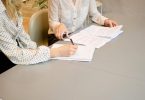 femmes signant des papiers
