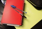 cahier et crayons