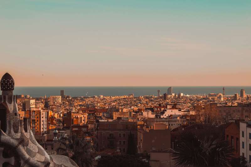 Vue panoramique de Barcelone, avec la mer Méditerranée en arrière-plan.